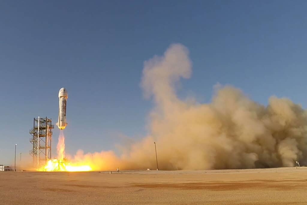 開発初期のテスト飛行で打ち上げられるNew Shepard（2015年4月29日）