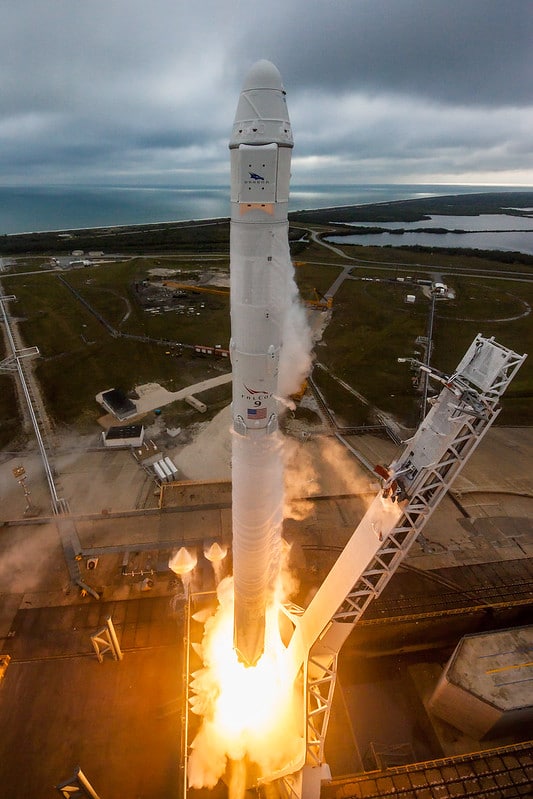 スペースX社のロケット「ファルコン9とクルーズ10」の打ち上げ画像