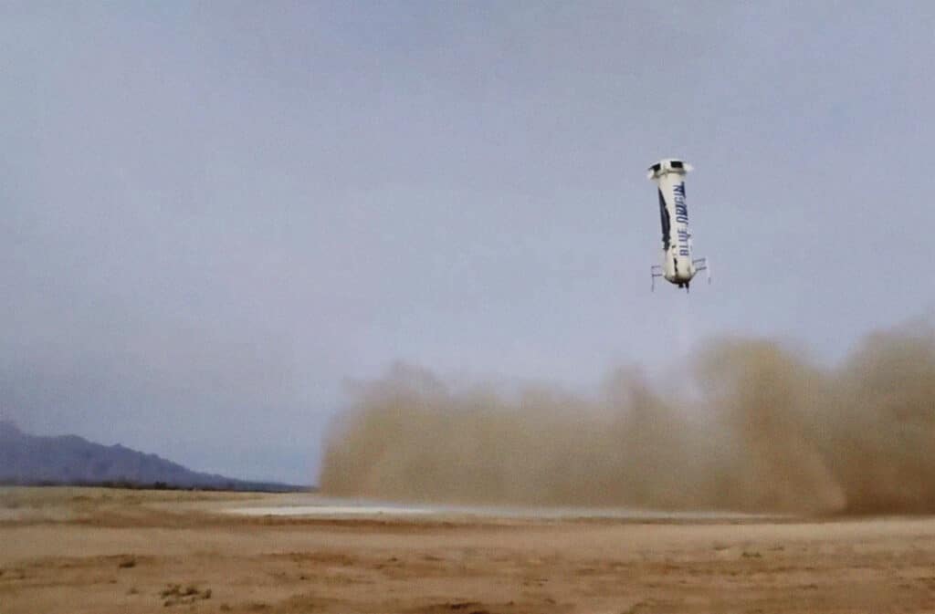 再利用型ロケットのニューシェパードがテキサス州に垂直着陸した瞬間