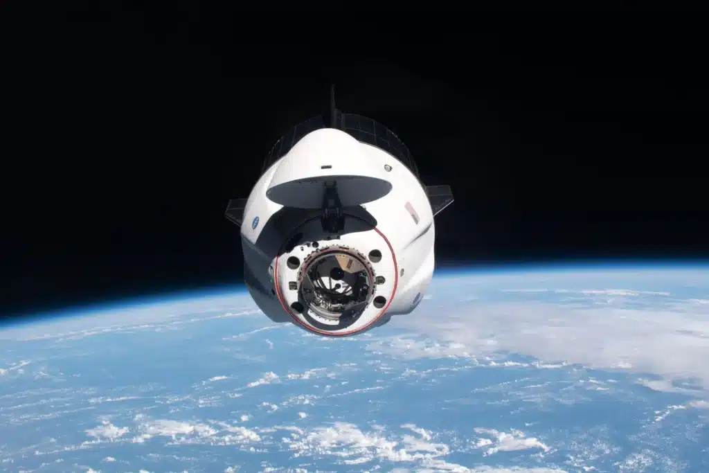 国際宇宙ステーションに接近するCrew Dragon宇宙船（軌道飛行中）