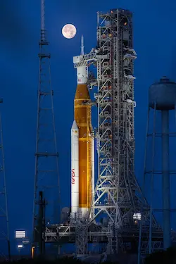 アルテミス計画で使用されるNASAのSLSロケットが発射台で夜空を背景に待機している様子