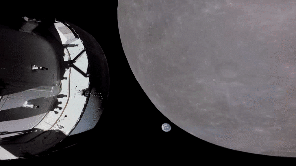 Orion宇宙船から撮影された、月面の向こうに昇る地球の実写画像。Artemis Iミッション中にNASAが撮影。