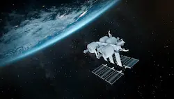 Orbital Reef 宇宙ステーションの全景レンダリング。LIFE居住モジュールとサービスモジュールを備え、低軌道上に浮かぶ設計図(©Blue Origin / Sierra Space 提供)