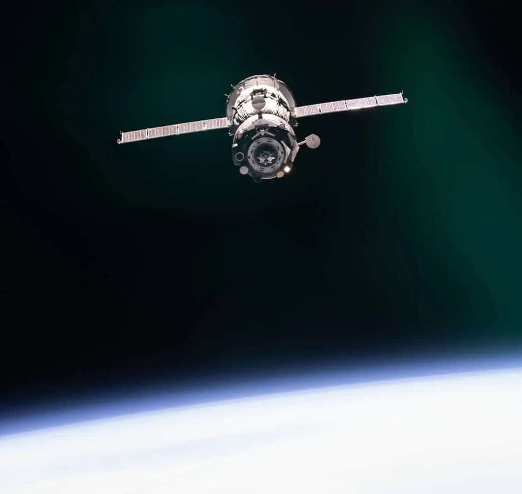 Naukaモジュールから離脱するSoyuz MS‑18（2021年）