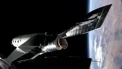 Virgin Galacticの宇宙船VSS Unityが亜軌道飛行中に宇宙空間を航行する様子（地球を背景に撮影）