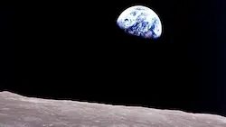 月面の地平線から昇る青い地球を宇宙空間からとらえたNASAのアポロ8号による写真「Earthrise」