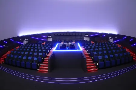 相模原市立博物館のプラネタリウム内部の座席と投影機