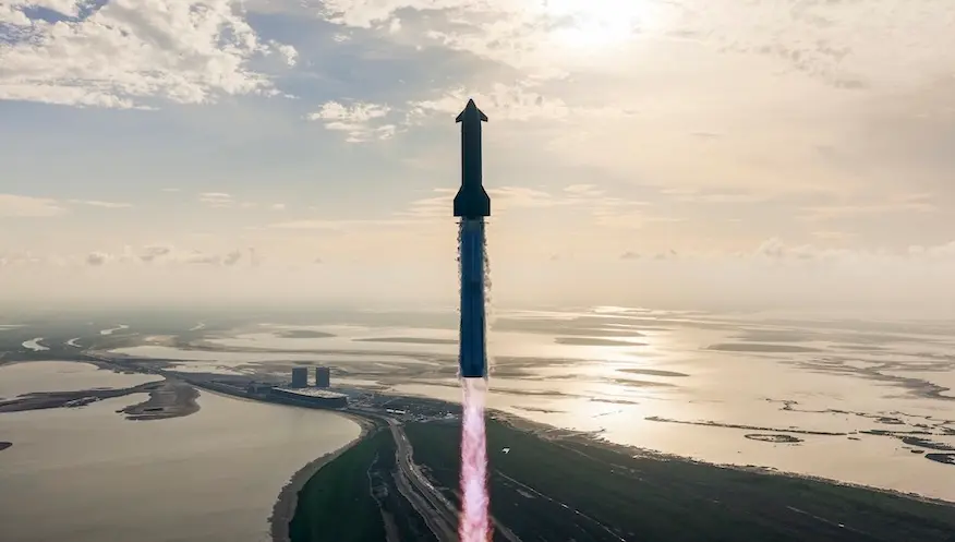 スターシップ第10回試験機がテキサス州スター・ベースから打ち上げられる様子（©SpaceX, 2025年8月26日）