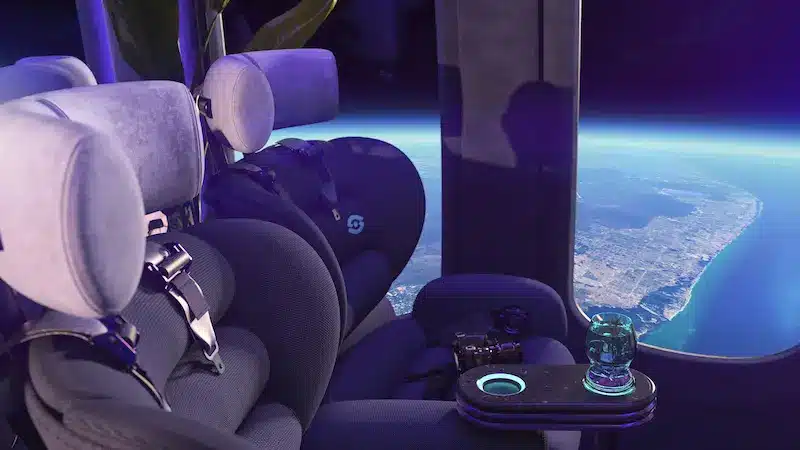 Space Perspective社の気球型宇宙船スペースラウンジCG内装。ブルーのライトに照らされた座席と窓の外に広がる地平線