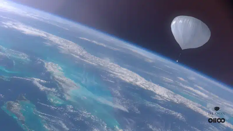 Zero 2 Infinityの高高度気球『Bloon』が成層圏まで上昇し、地球の曲線と宇宙空間に浮かぶ様子を描いたCG