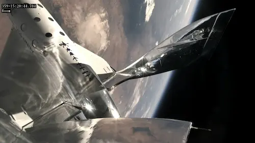 VSS Unity（SpaceShipTwo）が地球上空を飛行する様子（Galactic 02）