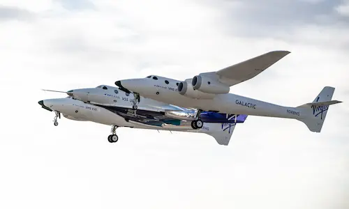 母機VMS Eveが飛行し、機体下面に宇宙機を搭載している様子